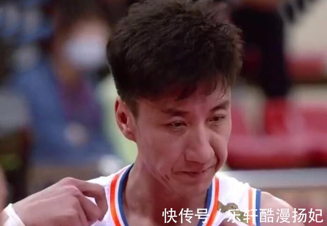 四川队|撞飞翻滚3米,CBA国手暴力犯规场面失控,莫科寒心怒喷马布里
