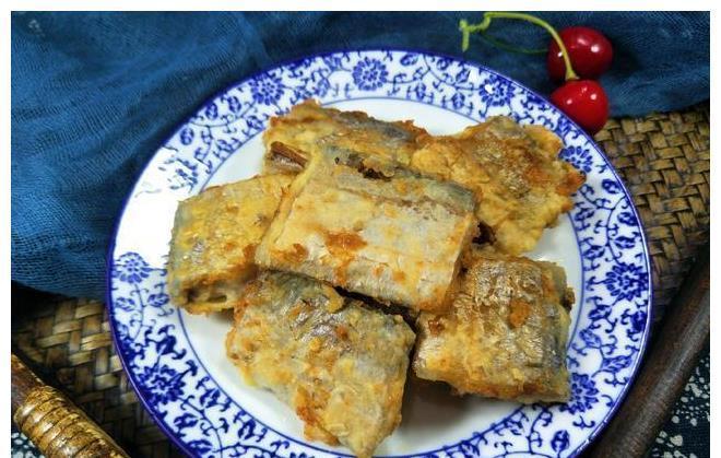 带鱼段|炸带鱼，有人调面糊，有人直接炸，大厨：都不对！这才是正确做法