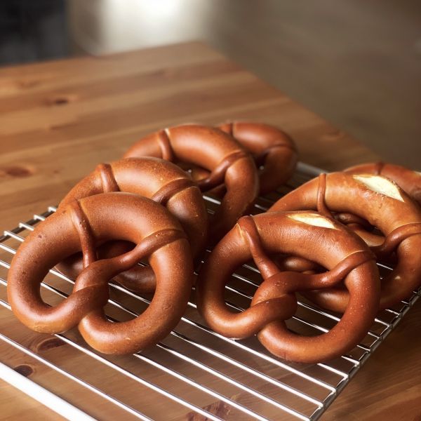 黄油|【减肥期看过来】低糖低脂碱水面包