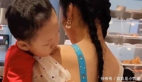 小李|萌娃看妈妈衣服“破”了,伸出小手帮忙遮挡,网友:是个小暖男