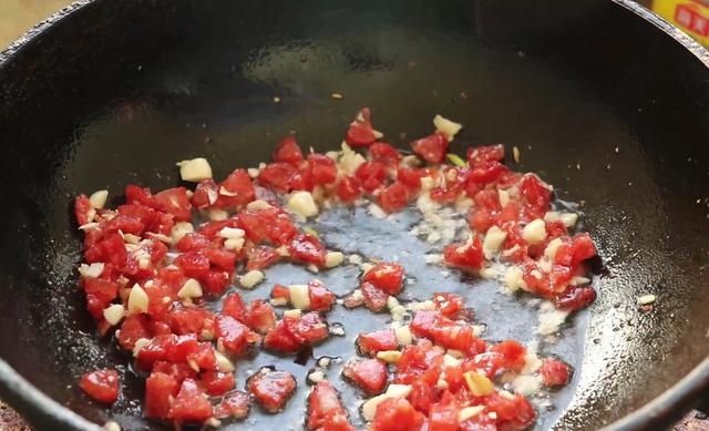 黄豆不再打豆浆了，教你1个新吃法，下酒下饭，比红烧肉还香