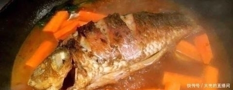 采食|鱼刺卡在喉咙里,喝醋也不行,教你1招,鱼刺自己跑出来,快收藏