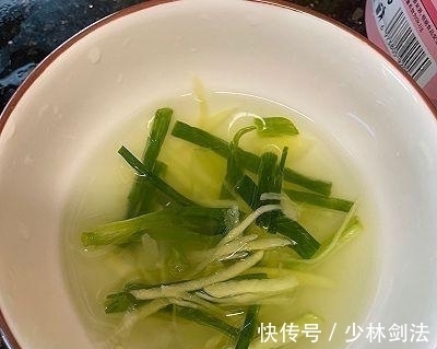 饭店从不外传的“肉丸子汤”做法，肉丸子不行也不柴，鲜嫩又多汁