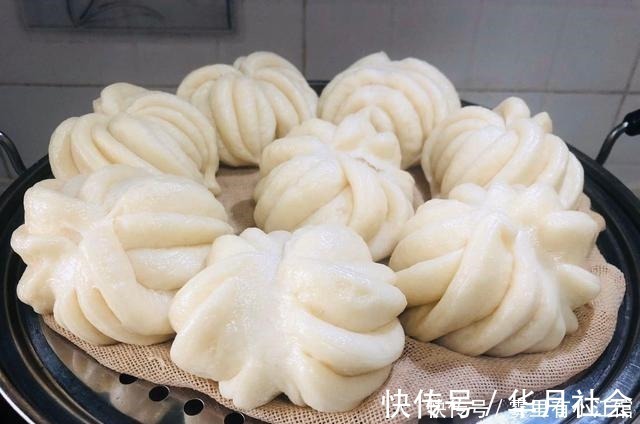 花卷这样做一点不费事,只需一根筷子轻松搞定好看形状,松软好吃