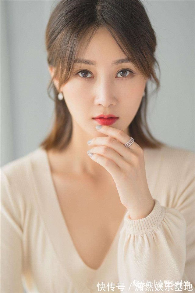 弧度 50岁女人最好别留这“4种”发型,不仅大妈感十足,还显老没气质