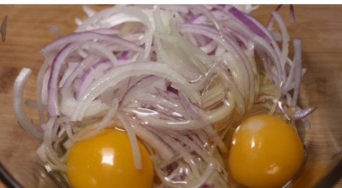 炖汤|冬天要多吃洋葱,加2个鸡蛋,不炒不腌不炖汤,出锅孩子抢吃光