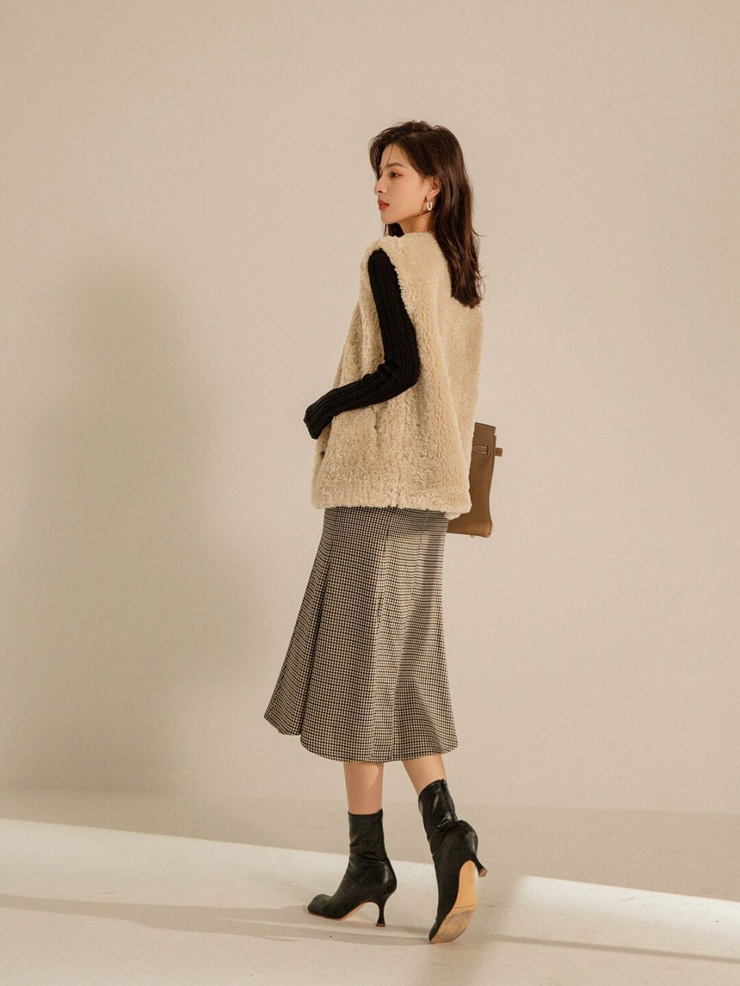 外套 羽绒服不流行了,今年更火的是“羊羔毛外套”,保暖舒适又百搭