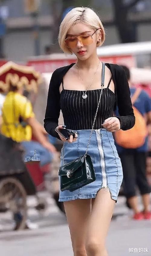 翩若惊鸿,婉若游龙,黑色小坎肩配短裙更有韵味