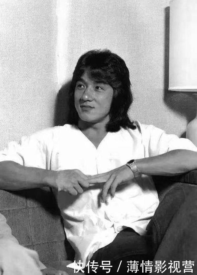 普京|13张世界名人罕见照稚气的普京,留长发的成龙,扭胯的林青霞