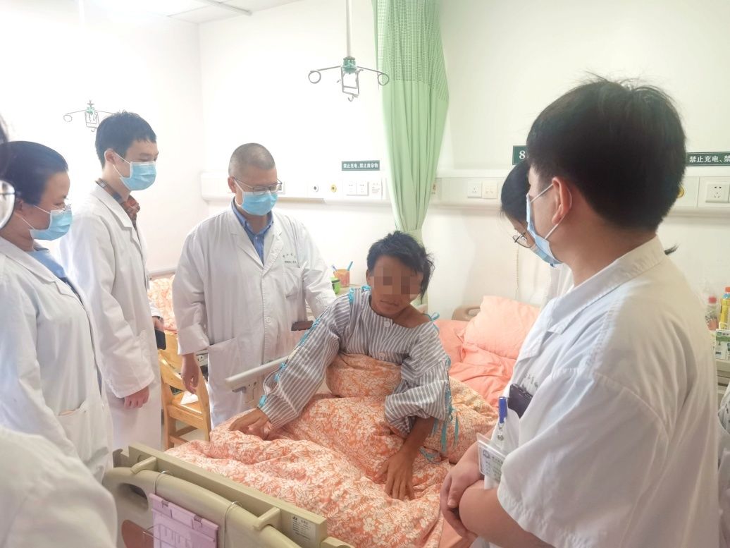  男子肩抗巨大“肉球”生活30余年！医生：警惕皮肤上的咖啡牛奶斑|狐大医 | 张金明教授