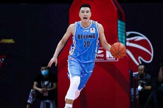 韩德君|CBA丧失底线,翟小川飞踹对手安然无恙,辽篮外援却被罚款禁赛