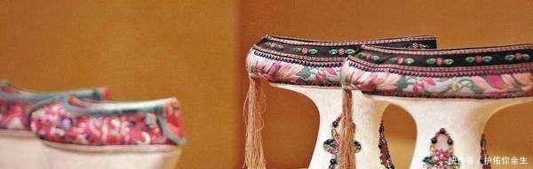 别以为高跟鞋是现代才有的,古时候的女子早就享用过了!