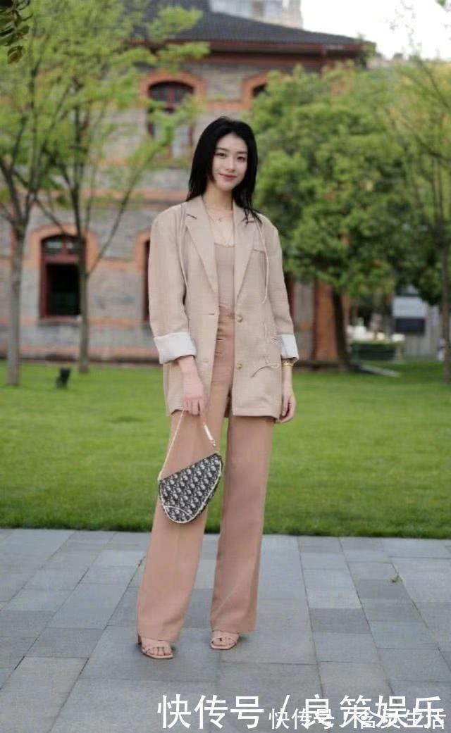休闲裤|简约的装扮又不失时尚的气质,看起来青春靓丽时尚大气