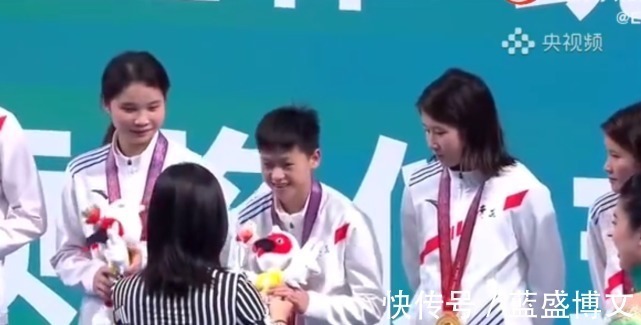 领导|领导化身全红婵迷弟!颁奖时和红姐热聊长达15秒,2次握住红姐手!