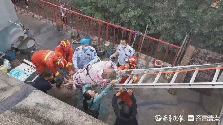 老大娘|六旬老人阁楼顶清理雨水不慎摔倒被困，消防担架救援