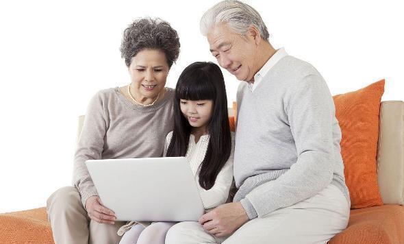 偏方|“无赖爷爷”火了,陪孙子打点滴却“赖着”床位,娃表情属实亮眼