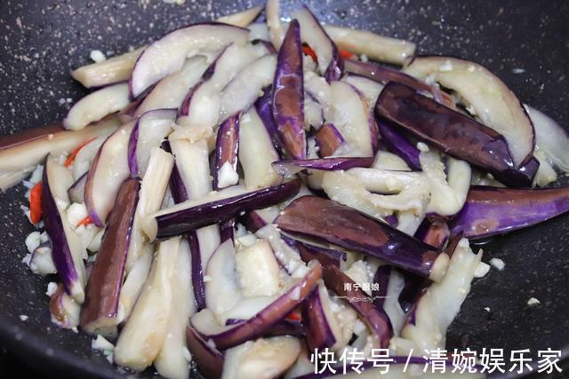 烧茄子|炒茄子时，下锅前多做这一步，茄子不吸油还特别下饭，拿肉都不换