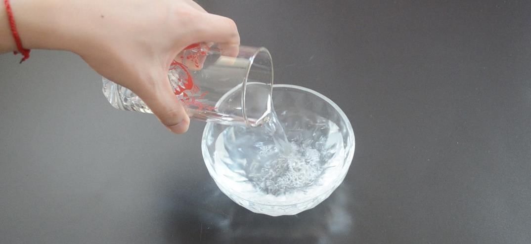 花露水倒进洗衣液里太实用了, 可惜很多人还不知道, 学会受用一生