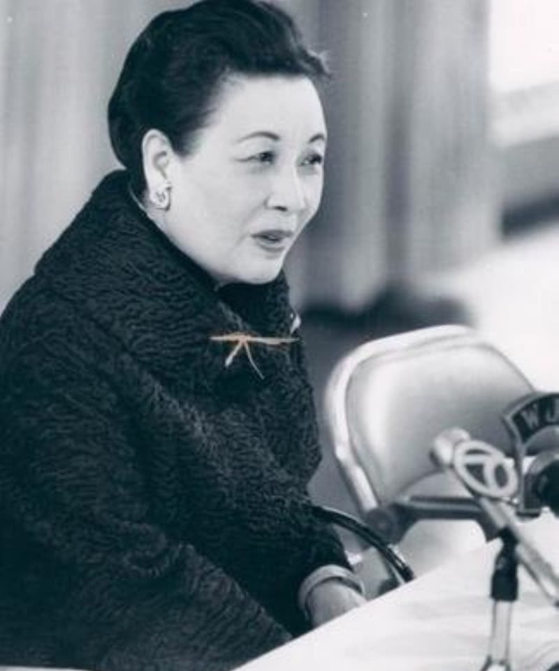 晚年|宋美龄晚年来到自己墓前，说出埋藏心底多年的话，身边的人都哭了