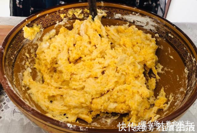 玉米面|教你做玉米面发糕，用筷子拌一拌，上锅蒸一蒸，比蛋糕还要好吃
