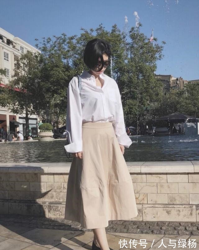 米色裙 今秋最洋气的穿法白衬衫+米色裙，显白显瘦飙气质，美进骨子里