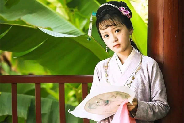 薛宝钗&薛宝钗真是千金小姐?贾母用一盘饰品揭开真面目:不配跟林黛玉比