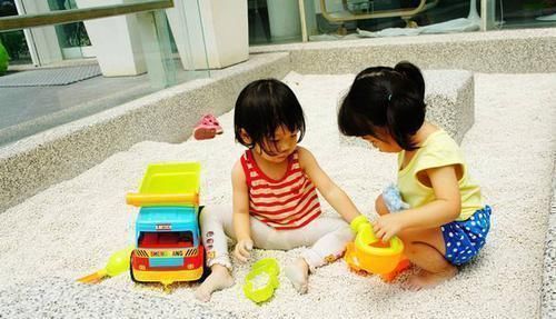 女儿|9岁女孩约男同学来家里,妈妈上班时打开监控一看,立马请假回家