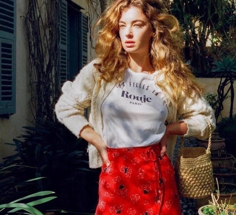 减龄 今年很流行“奶奶衫”,看似显老,穿上却很减龄,百搭不挑人