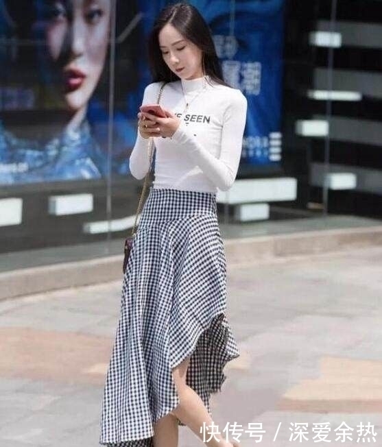 小姐姐这样穿搭简单又好看,勾勒出了迷人的曲线