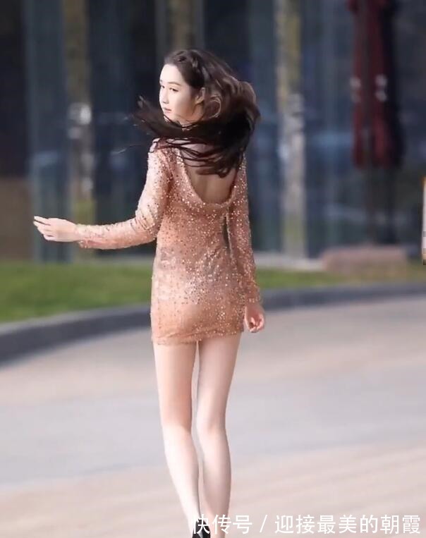 娇美 随便穿搭的连衣裙展现时尚风情,透着一丝温馨与娇美,又可外穿