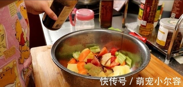 天热不想做饭，媳妇将蔬菜和肉一锅焖，端上桌全家人吃嗨了