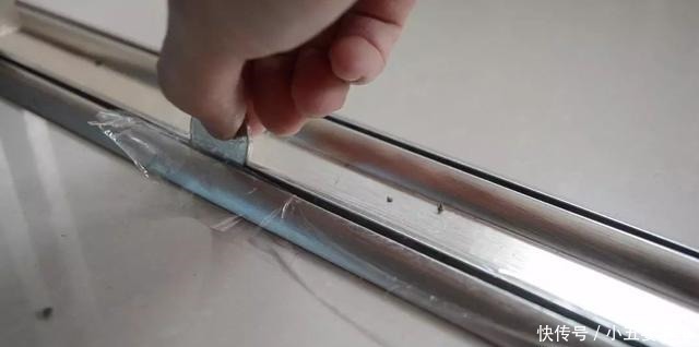 硬币|推拉门地轨清理难不用1滴水，拿个不值钱的它，来回滚一滚就行！