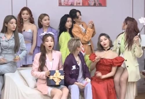 THE9直播意外不断,虞书欣冷落赵小棠,安崎“无视”许佳琪索求