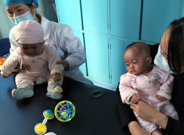 姚甜甜|早产双胞胎姐妹遭遇罕见病,出生时不足两斤,腿还没爸爸手指粗