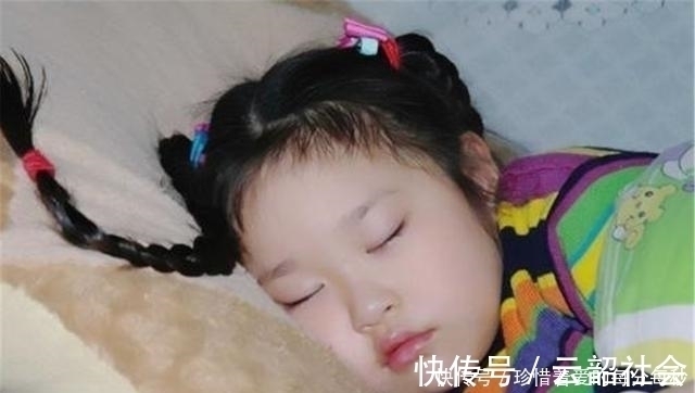 被子|孩子爱用这3种“睡姿”睡觉,暗示未来的性格,家长可要长点心了