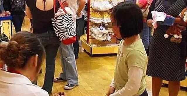 父母|“别打了,我不买了”,6岁女儿哭着求饶,失控的家长有多可怕