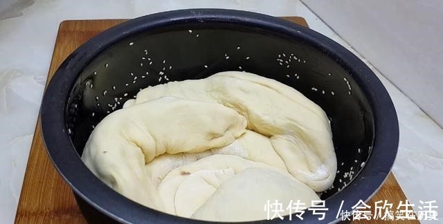 以后面粉就这样做，加3个鸡蛋，不用烤不用蒸，比蛋糕都香甜好吃