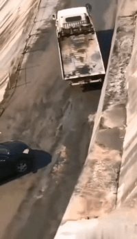 |搞笑GIF:自从有了女朋友 我就喜欢上了这条路