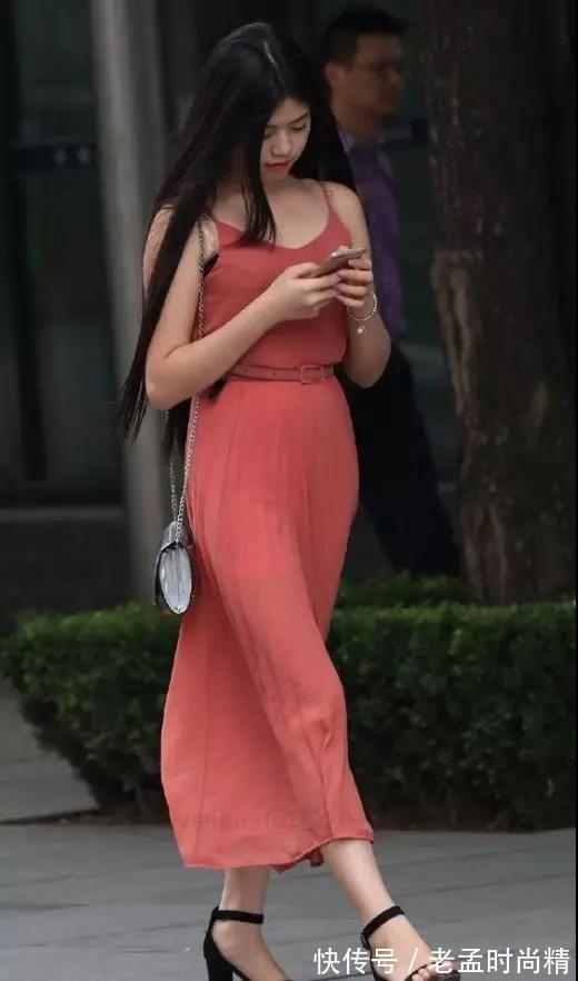 俏丽|街拍:身材丰腴动人性感的俏丽美女在逛街