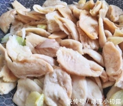 这肉才5元一斤,蛋白质是猪肉2倍,简单一炒咸香脆爽,孩子超爱吃