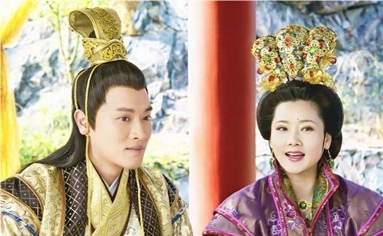  梳头|皇帝在梳头时感慨膝下无子，太监跪地相告：皇子在冷宫，已经6岁了