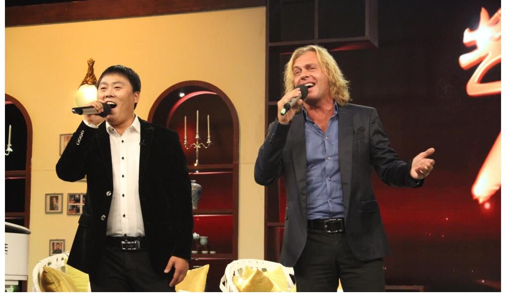 笛子|他假冒農(nóng)民在星光大道一夜成名，如今住豪宅娶嬌妻，過的比蜜甜