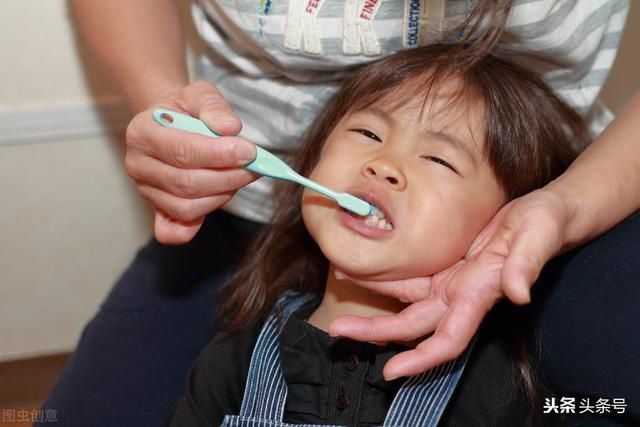 敞口杯|宝宝多大就要戒奶瓶了?晚戒奶瓶影响说话,4个方法轻松有效