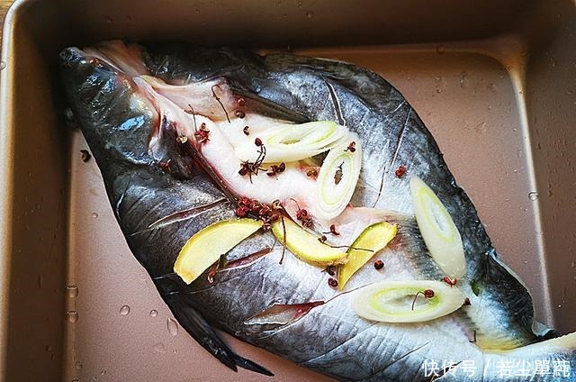 大厨教你在家做烤鱼,做法简单,一看就会,端上桌全家都爱吃