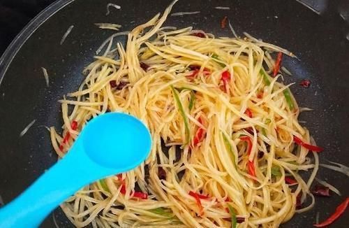 炒土豆丝前，别再用水冲洗了，这么做，土豆丝“响脆”还不粘锅