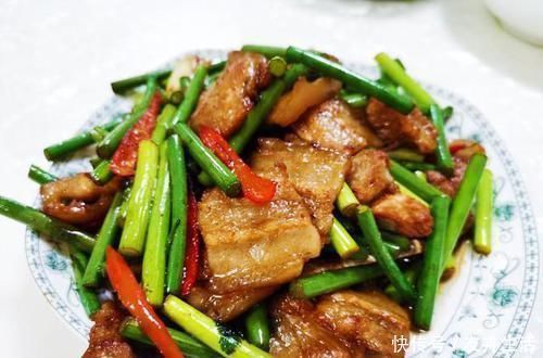 去朋友家吃饭,他媳妇随意做了8道菜,走时心想:下次不能再来了