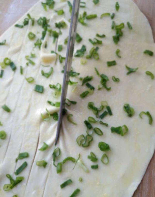 乡下婆婆告诉你一个盐葱饼的新吃法,外酥里嫩,把我都给吃撑了