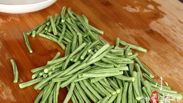 面条别再煮着吃了,教你做蒸面条,简单省事,主食和菜都有了