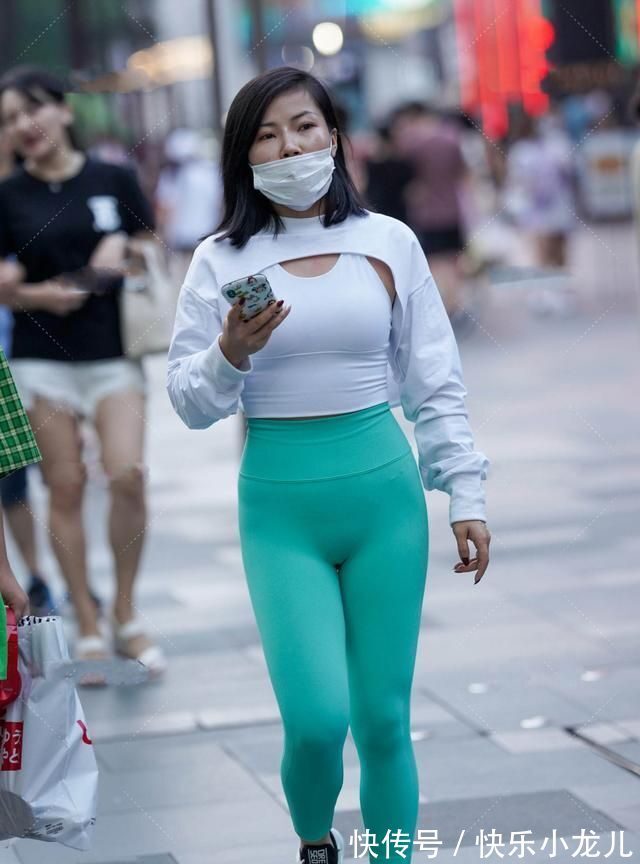 小姐姐 短款运动两件套搭配绿色瑜伽裤,清新自然,小姐姐时尚感爆棚