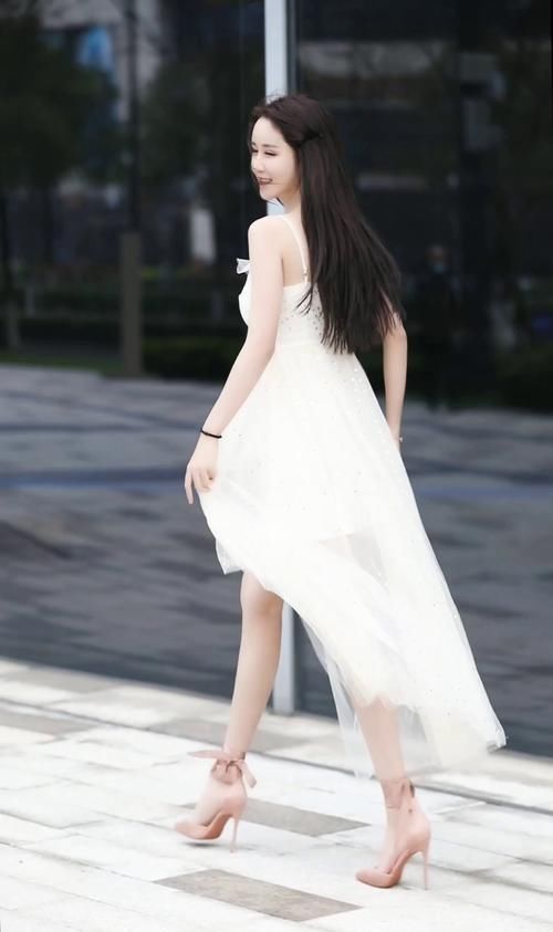 小姐姐 仙气十足的小姐姐,一身白色吊带裙,美过仙女
